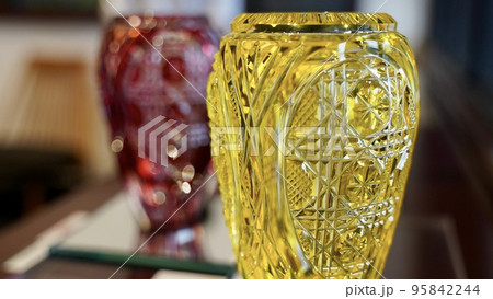 黄色と赤の薩摩切子ガラス工芸品 95842244