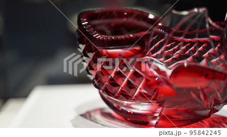 赤色の薩摩切子ガラス工芸品 95842245