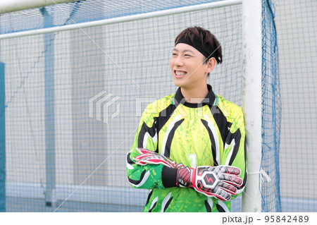 勝利に喜ぶゴールキーパーの男性 勝利に喜ぶゴールキーパーの男性 95842489