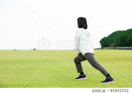 公園で体操をするミドル〜シニアの女性 95842532