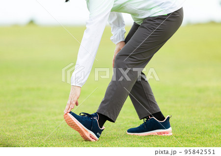 公園で体操をするミドル〜シニアの女性 公園で体操をするミドル〜シニアの女性 95842551