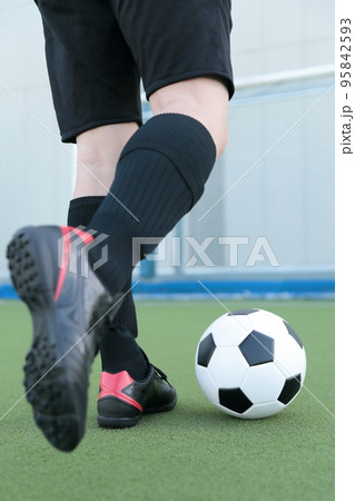 サッカーボールを蹴るゴールキーパーの男性 95842593