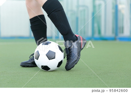 サッカーボールを蹴るゴールキーパーの男性 サッカーボールを蹴るゴールキーパーの男性 95842600