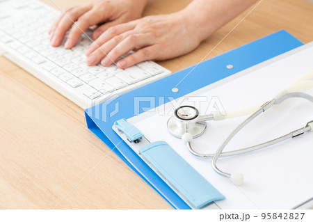 医療事務イメージ(聴診器とファイルとバインダー) 医療事務イメージ(聴診器とファイルとバインダー) 95842827