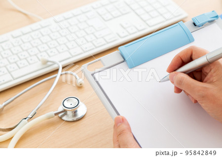 医療事務イメージ(聴診器とファイルとバインダー) 医療事務イメージ(聴診器とファイルとバインダー) 95842849
