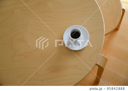 テーブルに置かれたコーヒーカップ 95842888