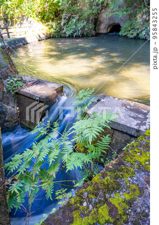 戸ノ口堰洞穴　弁天洞穴　猪苗代湖の水を会津城下へ導く全長31kmに及ぶ戸ノ口堰の会津側出口 95843255