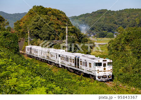 白い車体が綺麗なJR九州キハ47系「ふたつ星4047」 95843367