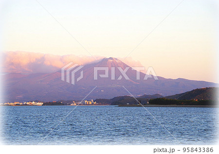 夕日に照らされて薄っすら赤色に染まった晩秋の大山が中海の向こうに見える風景（イラスト風） 95843386