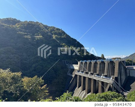 城山ダム ダム 津久井 津久井湖 神奈川 相模原市 自然 風景 湖 冬 水の苑地 95843470