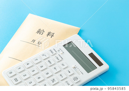 給料袋と電卓　ブルーバック 95843585