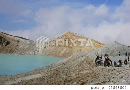 群馬県吾妻郡草津町  草津白根山 常時観測火山　成層火山　湯釜 平成19年2007　10月撮影  95843802
