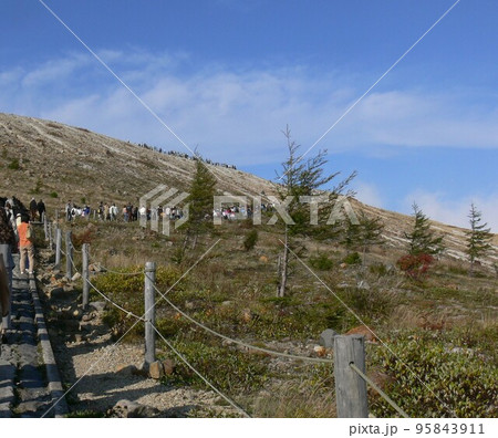 群馬県吾妻郡草津町  草津白根山 常時観測火山　成層火山　湯釜 平成19年2007　10月撮影  95843911