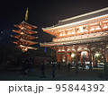 ライトアップされた浅草寺 95844392