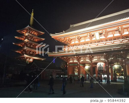 ライトアップされた浅草寺 95844392