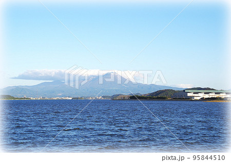 午後の穏やかな陽の光に照らされた大山が中海の向こうに見える風景（イラスト風） 95844510