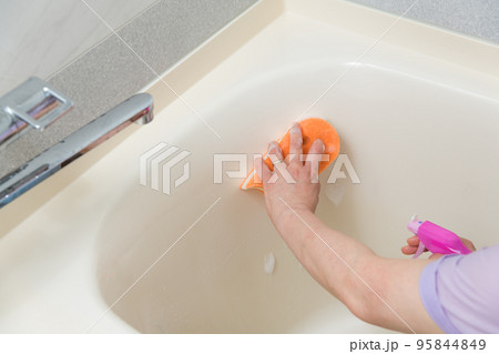 【風呂掃除をするミドル主婦 泡 水栓有】 【風呂掃除をするミドル主婦 泡 水栓有】 95844849