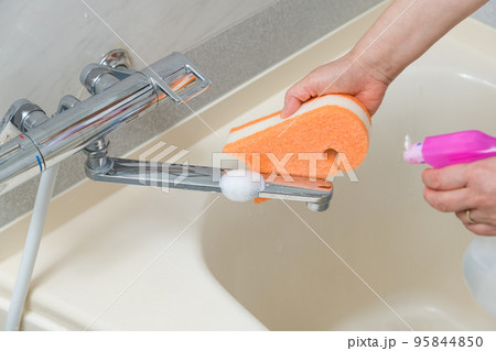 【風呂掃除をするミドル主婦 泡 水栓有】 【風呂掃除をするミドル主婦 泡 水栓有】 95844850