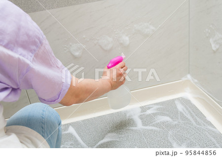 【風呂掃除をするミドル主婦　スプレー、泡有り】 95844856
