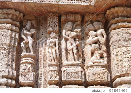 インド　世界遺産コナーラクのスーリヤ寺院 95845462