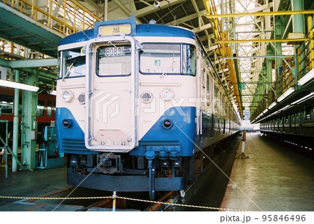 車両基地に停車する横須賀色の113系 車両基地に停車する横須賀色の113系 95846496