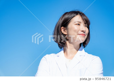 白衣の女性 95846721