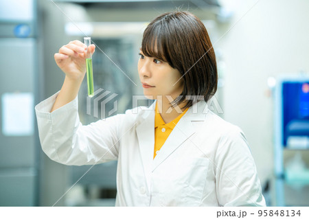 研究する白衣の女性 研究する白衣の女性 95848134