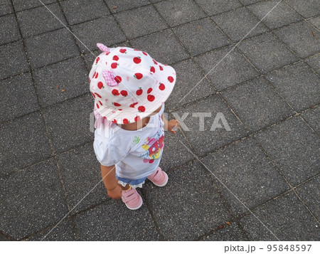 帽子をかぶって遠くを見る女の子 帽子をかぶって遠くを見る女の子 95848597