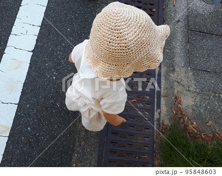 麦わら帽子をかぶってお散歩中の小さな子ども 95848603