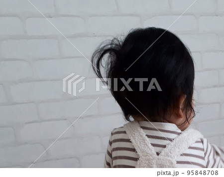 寝ぐせのある小さな子どもの後ろ姿 95848708