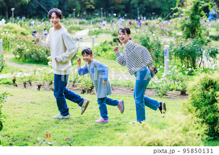 公園で遊ぶ女の子と両親 公園で遊ぶ女の子と両親 95850131
