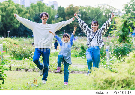 公園で遊ぶ女の子と両親 公園で遊ぶ女の子と両親 95850132
