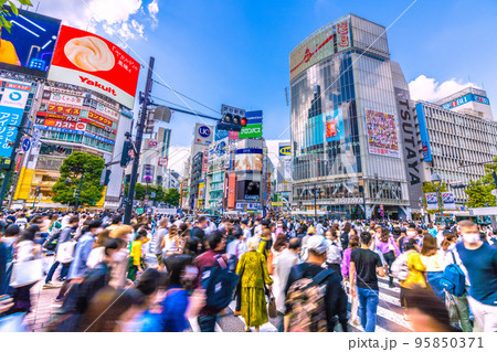 日本の東京都市景観 音楽祭で奥の渋谷109前は道路が封鎖され歩行者道路に…。賑わう渋谷=10月16日 日本の東京都市景観 音楽祭で奥の渋谷109前は道路が封鎖され歩行者道路に…。賑わう渋谷=10月16日 95850371