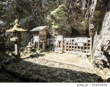 日龍峯寺　高澤観音の境内の景色　北条政子の寄進した多宝塔のある寺 95850928