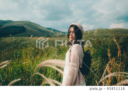 自然の中に佇む女性の写真 自然の中に佇む女性の写真 95851118