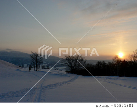北海道バックカントリー 日の出と共に山頂を目指す 北海道バックカントリー 日の出と共に山頂を目指す 95851381
