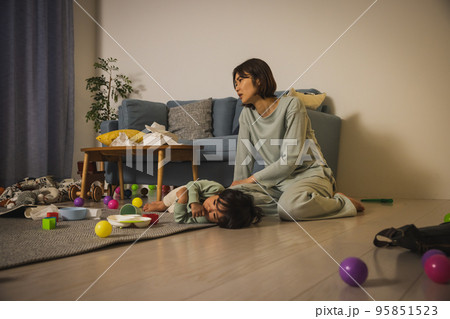 育児ストレスイメージ 95851523