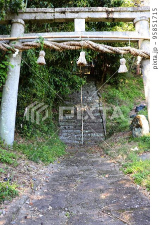 皇産霊神社の参道（石畳） 95851715