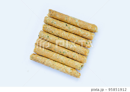 Crispy egg rolls with seaweed Crispy egg rolls with seaweed 95851912