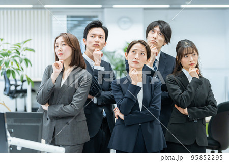 オフィスで考えるビジネスマン 95852295