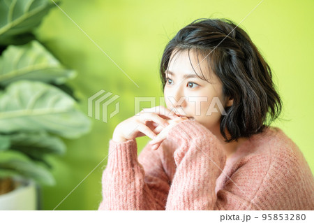 ピンクのニットの女性 ピンクのニットの女性 95853280