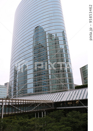 近未来都市を思わせる品川駅港南口のオフィスビル群 近未来都市を思わせる品川駅港南口のオフィスビル群 95853462