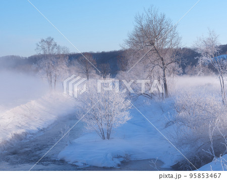 早朝の気嵐 95853467