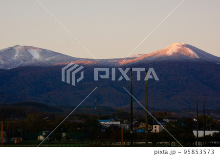 北海道 朝日を浴びる晩秋の岩内岳 北海道 朝日を浴びる晩秋の岩内岳 95853573
