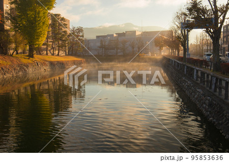 蒸気霧の松本城お堀(長野県-松本市) 95853636