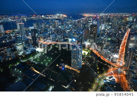 東京タワーからレインボーブリッジ方面の夜景 95854045