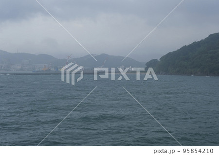 海上から見る雨に煙る唐津港 海上から見る雨に煙る唐津港 95854210
