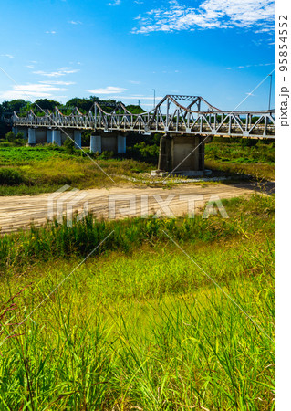京都府の木津川にかかるゲルバートラス構造の泉大橋 京都府の木津川にかかるゲルバートラス構造の泉大橋 95854552