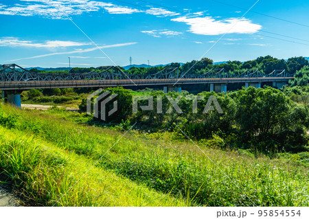 京都府の木津川にかかるゲルバートラス構造の泉大橋 95854554