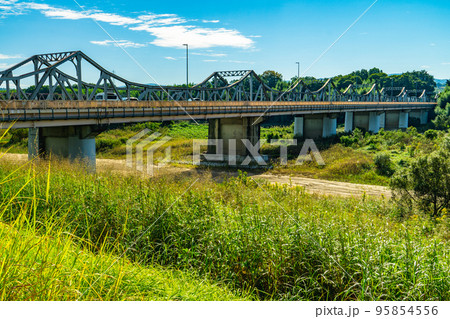 京都府の木津川にかかるゲルバートラス構造の泉大橋 95854556